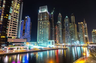 Dubai Yat Limanı bir yaz gece