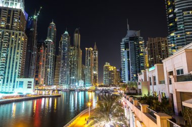 Dubai Yat Limanı bir yaz gece