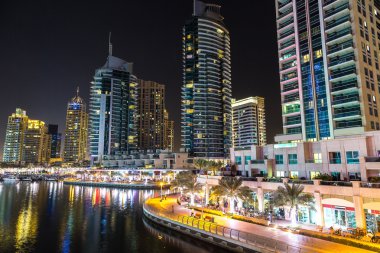 Dubai Yat Limanı bir yaz gece