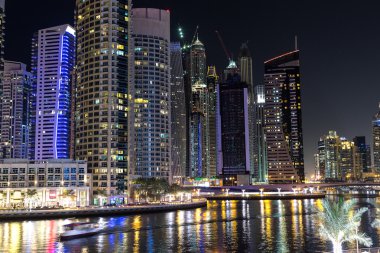 Dubai Yat Limanı bir yaz gece