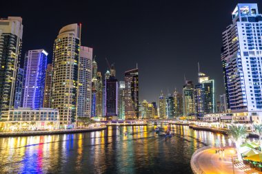 Dubai Yat Limanı bir yaz gece