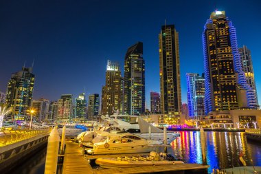 Dubai Yat Limanı bir yaz gece