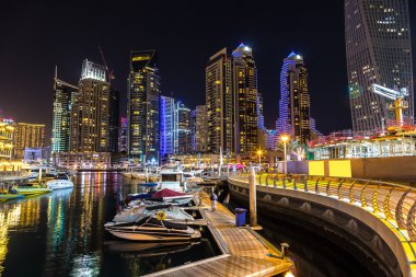 Dubai Yat Limanı bir yaz gece