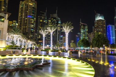 Dubai Yat Limanı bir yaz gece