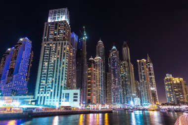 Dubai Yat Limanı bir yaz gece