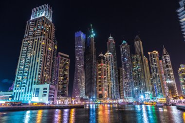 Dubai Yat Limanı bir yaz gece
