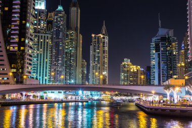 Dubai Yat Limanı bir yaz gece