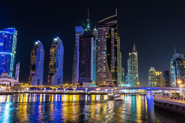 Dubai Yat Limanı bir yaz gece