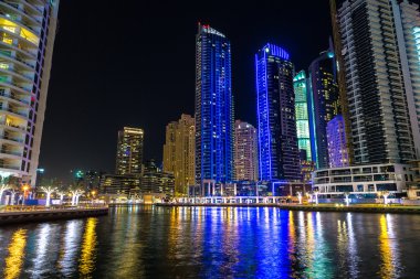 Dubai Yat Limanı bir yaz gece