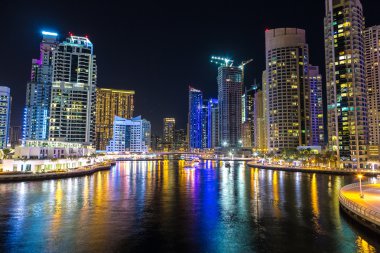 Dubai Yat Limanı bir yaz gece