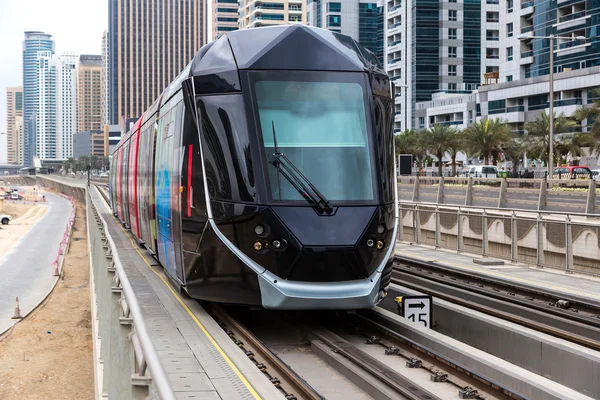 Nová moderní tramvaj v Dubaji, Spojené arabské emiráty — Stock fotografie