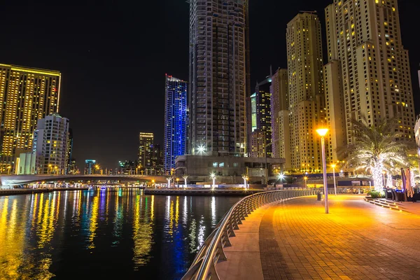 Dubai Marina in einer Sommernacht — Stockfoto