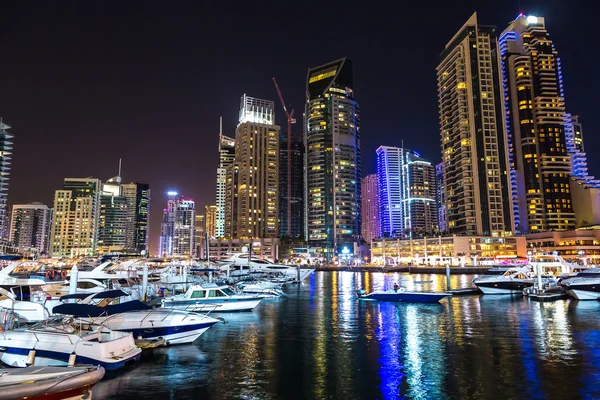 Dubai marina in een zomeravond — Stockfoto