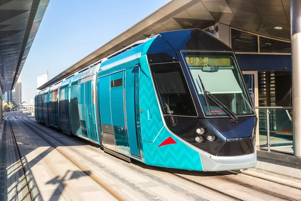 Nová moderní tramvaj v Dubaji, Spojené arabské emiráty — Stock fotografie