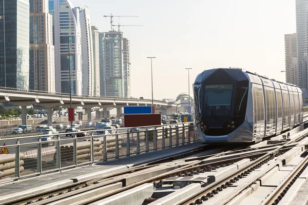 Nieuwe moderne tram in Dubai, Verenigde Arabische Emiraten — Stockfoto