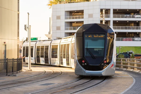 Nová moderní tramvaj v Dubaji, Spojené arabské emiráty — Stock fotografie