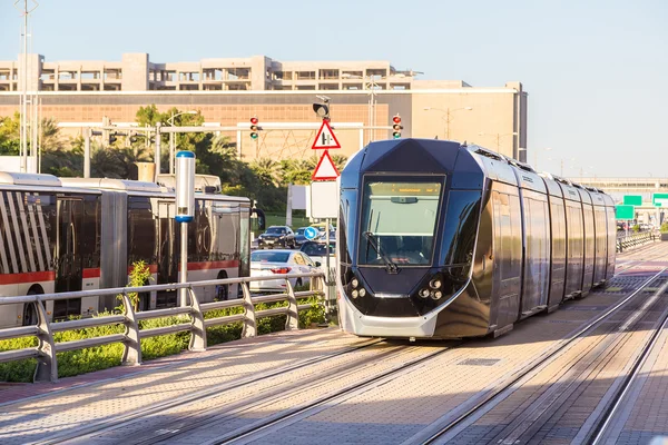 Nuevo tranvía moderno en Dubai, Emiratos Árabes Unidos — Foto de Stock