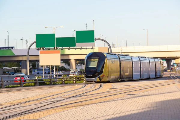 Nuevo tranvía moderno en Dubai, Emiratos Árabes Unidos — Foto de Stock