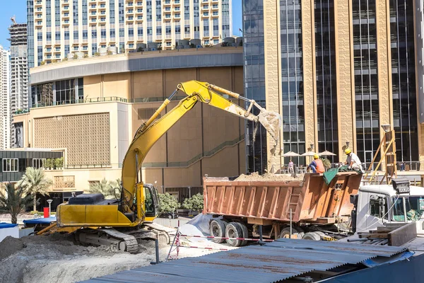 Stavební dělník v Dubai Marina — Stock fotografie