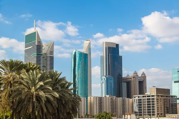 Rascacielos en Dubai en un día de verano — Foto de Stock