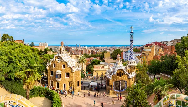 Park Guell v v letním dni, Španělsko — Stock fotografie