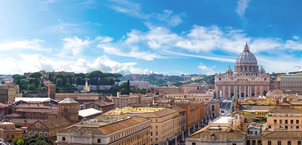 Рим и базилика Святого Петра в Ватикане — стоковое фото