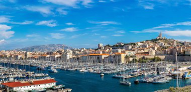 Notre Dame de la Garde ve eski port Marseille