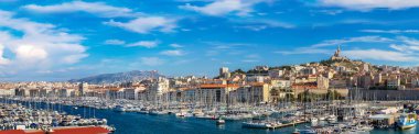 Notre Dame de la Garde ve eski port Marseille