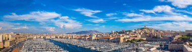 Notre Dame de la Garde ve eski port Marseille
