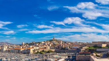 Notre Dame de la Garde ve eski port Marseille