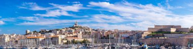 Notre Dame de la Garde ve eski port Marseille