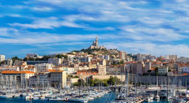 Notre Dame de la Garde ve eski port Marseille
