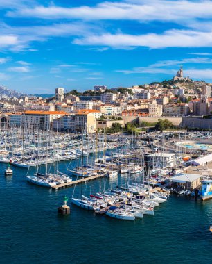 Notre Dame de la Garde ve eski port Marseille