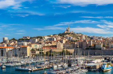 Notre Dame de la Garde ve eski port Marseille