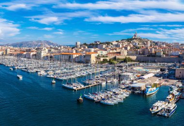 Notre Dame de la Garde ve eski port Marseille