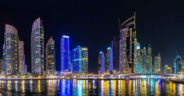 Dubai Yat Limanı bir yaz gece