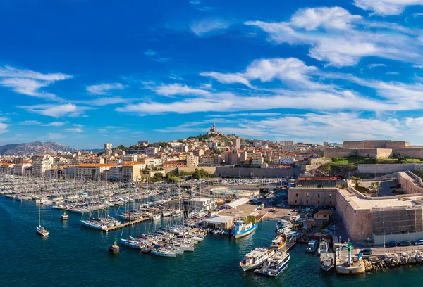 Notre Dame de la Garde, és a régi kikötő területén Marseille — Stock Fotó