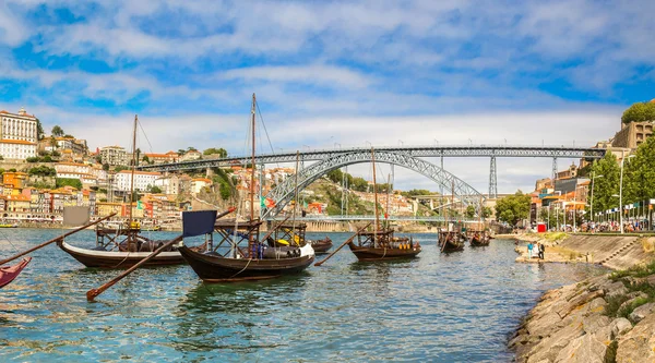 Oporto y viejos barcos tradicionales —  Fotos de Stock