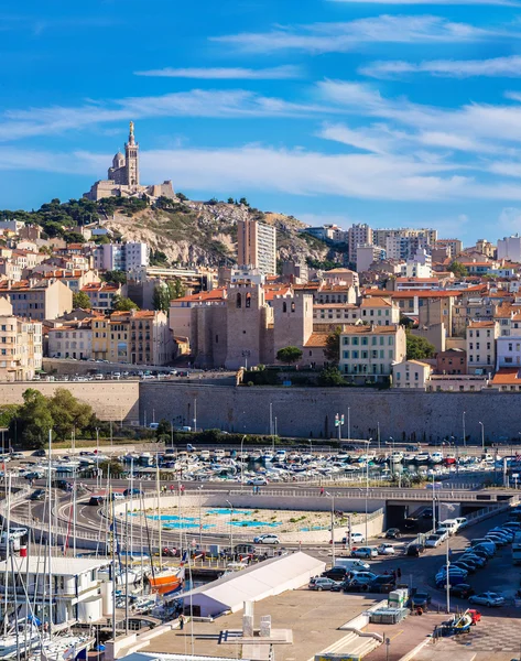 Notre Dame de la Garde y el viejo puerto de Marsella — Foto de Stock