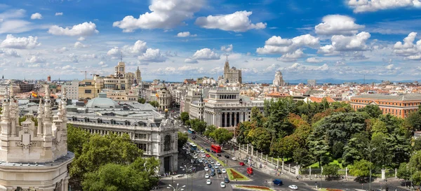 在马德里，西班牙广场一同庆祝 — 图库照片