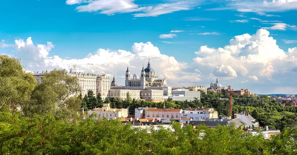 Catedral de la Almudena en Madrid, España —  Fotos de Stock