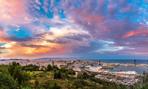 Barcelona a přístav ve Španělsku — Stock fotografie