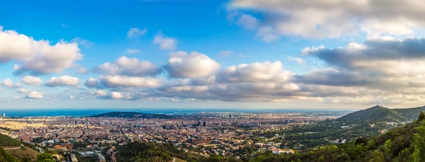 Barcelona an einem Sommerabend — Stockfoto