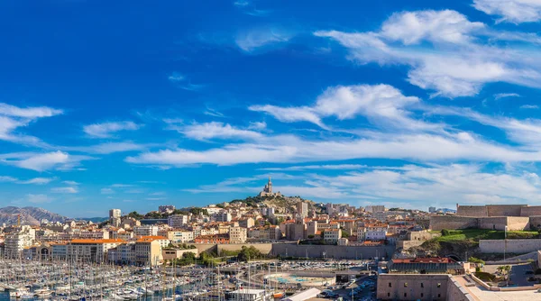 Нотр-Дам де ла Гард и старый порт в Марселе — стоковое фото