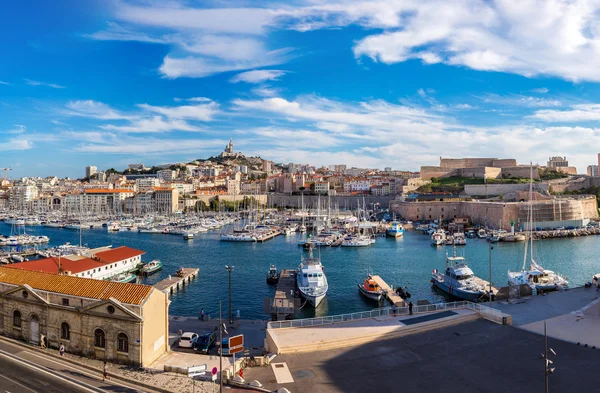 Notre Dame de la Garde і старий порт в Марселі — стокове фото