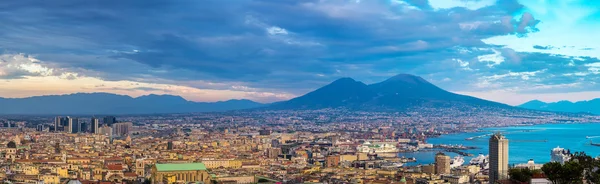 Napoli e Monte Vesúvio na Itália — Fotografia de Stock