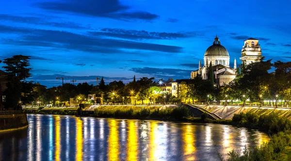 Verona 'daki San Giorgio Kilisesi — Stok fotoğraf