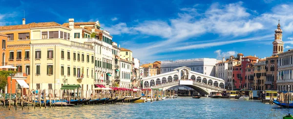 Гондола на мосту Риальто в Венеции — стоковое фото