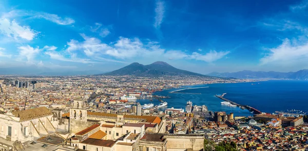 Napels en de Vesuvius in Italië — Stockfoto