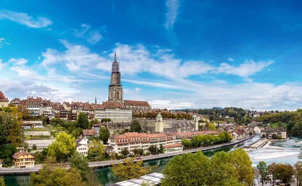 Bern ja Berner Munster katedraali — kuvapankkivalokuva